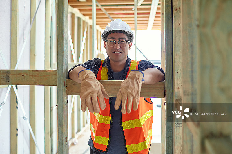 木板旁的建筑工人肖像图片素材