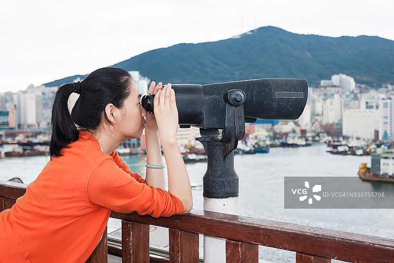 女孩看望远镜图片素材