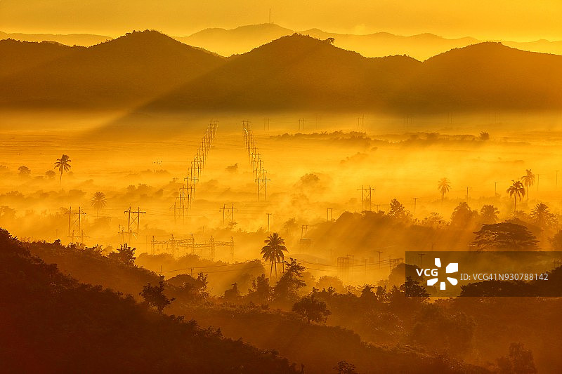 缅甸若开邦穆劳克山日落：蓝橙黄红天空剪影图片素材