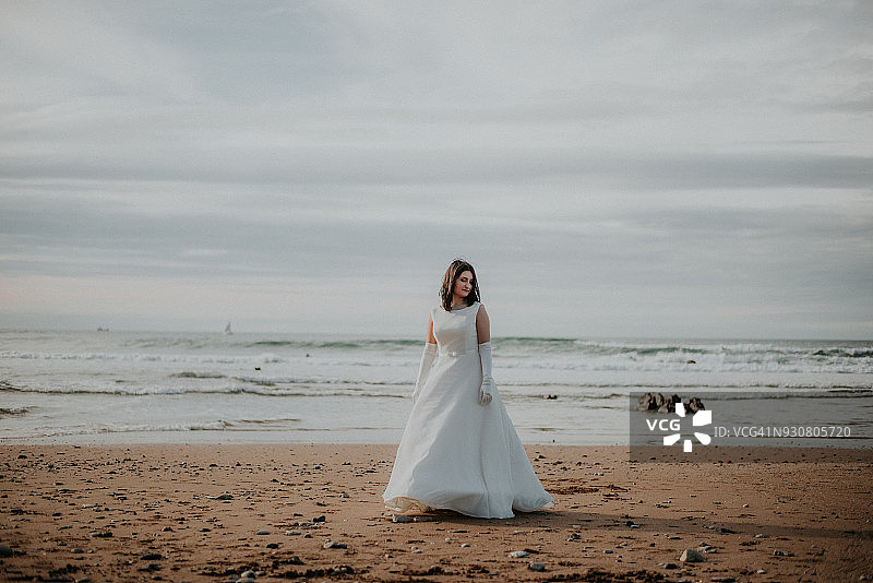 海滩上身穿婚纱的女人图片素材