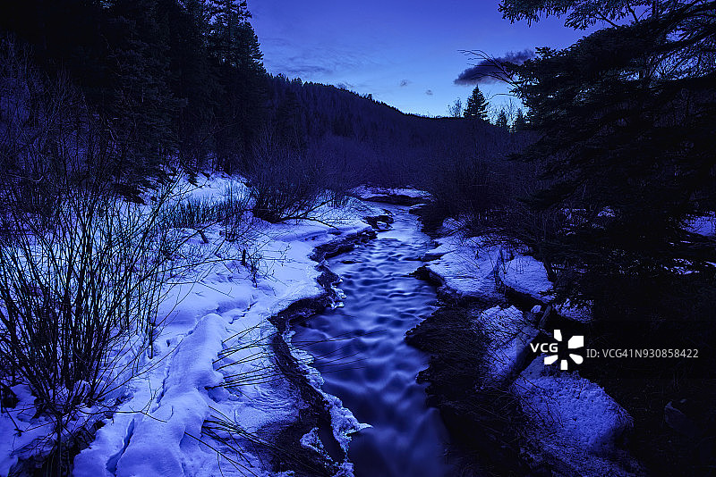 山间溪流黄昏景色图片素材