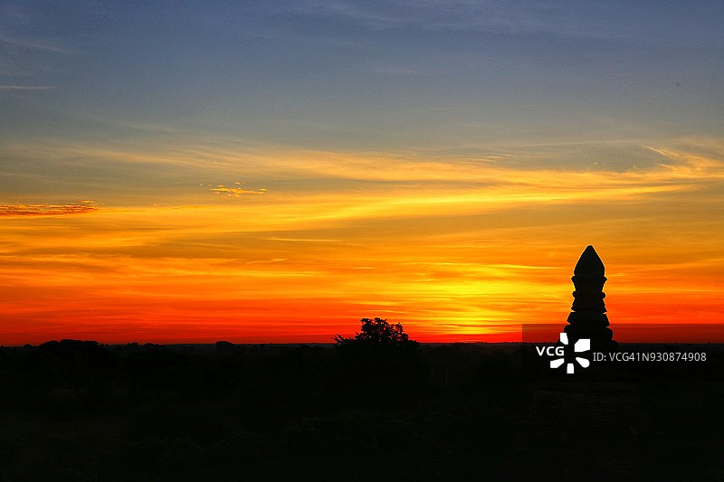 缅甸蒲甘日落宝塔剪影图片素材