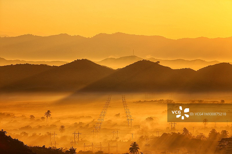 缅甸若开邦穆劳克山日落：蓝橙黄红天空剪影图片素材