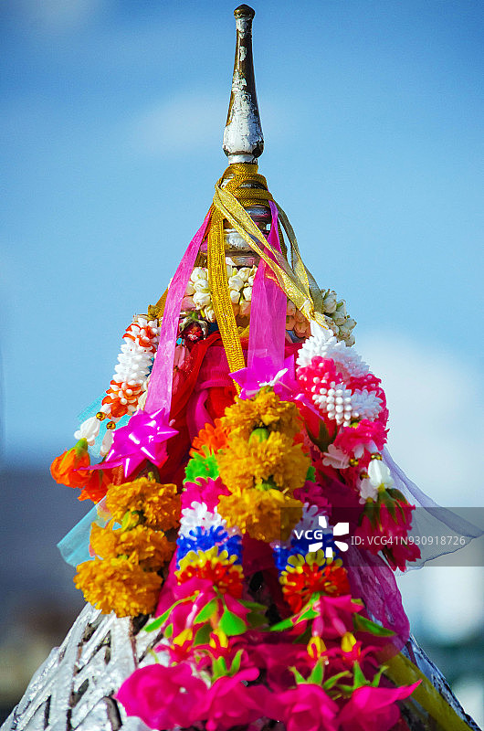 多彩泰国纺织品的佛教祭品图片素材