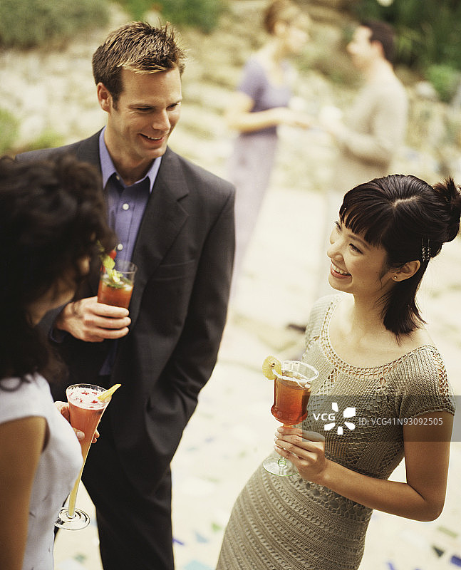 参加鸡尾酒会的客人图片素材