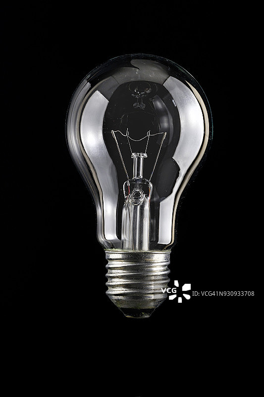 白炽灯泡悬浮于黑暗中图片素材