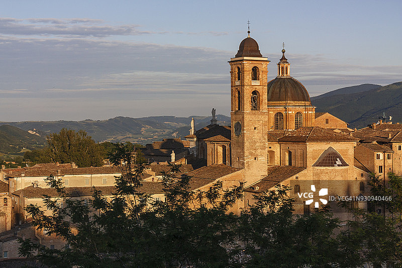 金色时分的乌尔比诺大教堂图片素材