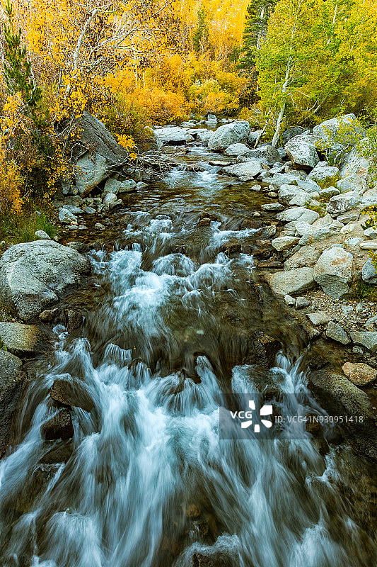 秋色宜人的主教溪，美国加利福尼亚州东部内华达山脉图片素材