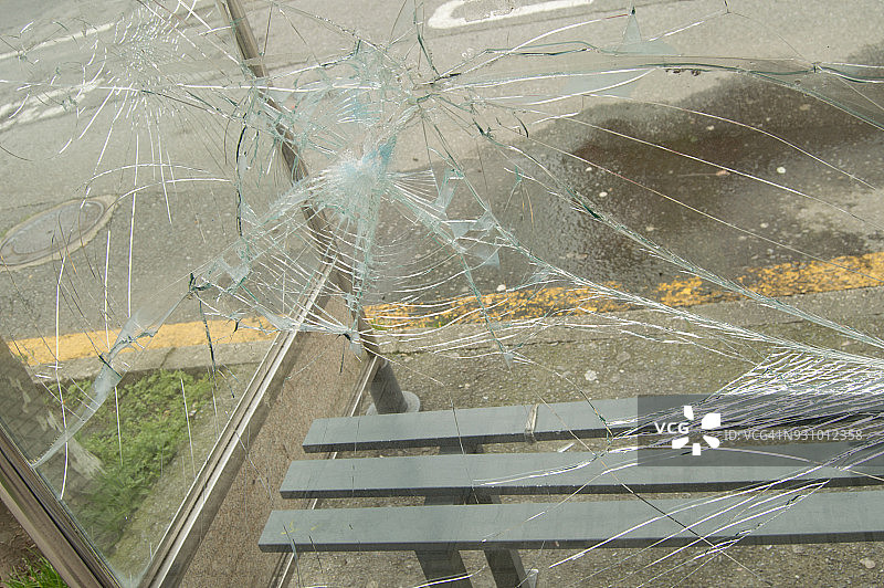 公交候车亭遭破坏，窗户破碎图片素材