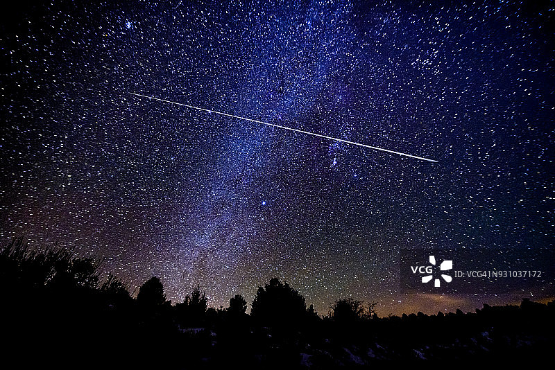 银河星空下的流星雨摄影图片素材