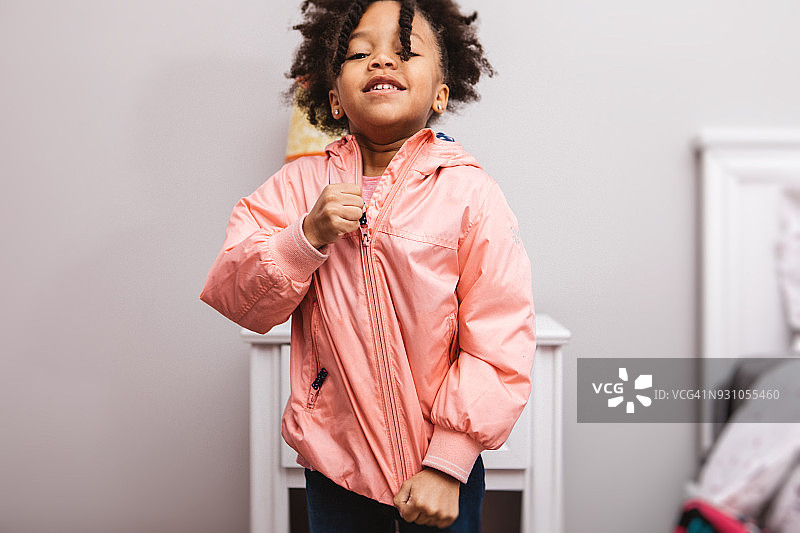 准备上学的小女孩图片素材