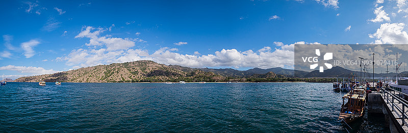 晴天 Komodo 岛 Komodo 国家公园混凝土码头上的蓝天白云全景图片素材