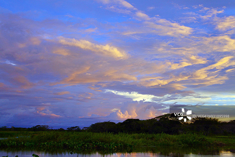 来自地面和空中的云类型图片素材