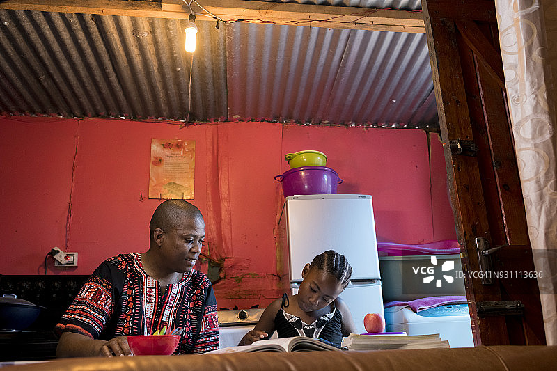 父亲辅导女儿做作业图片素材