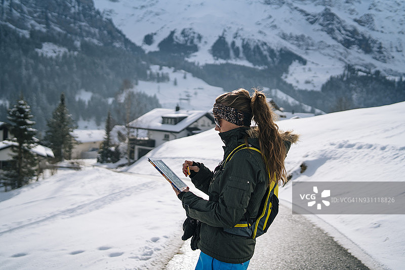 年轻女人在山区户外使用平板电脑信用卡进行电子支付图片素材