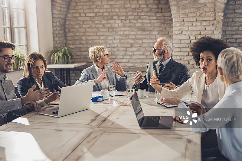 办公室里的商务洽谈图片素材