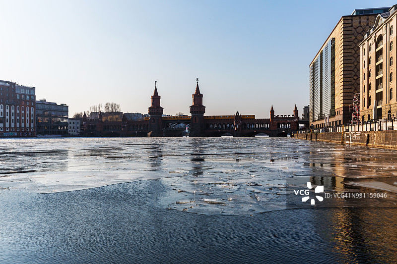 施普雷河冰面上的上树桥与地铁（柏林腓特烈斯海因-克罗伊茨贝格区）图片素材