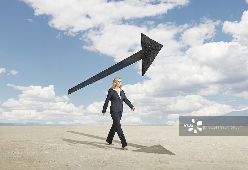 女商人自信地走向箭头方向图片素材