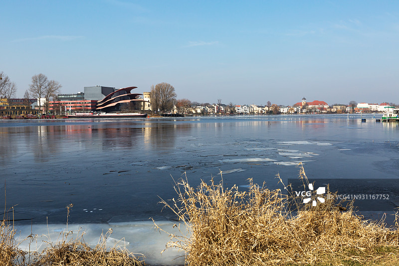 哈弗尔河畔的冬季景观，背景为波茨坦图片素材