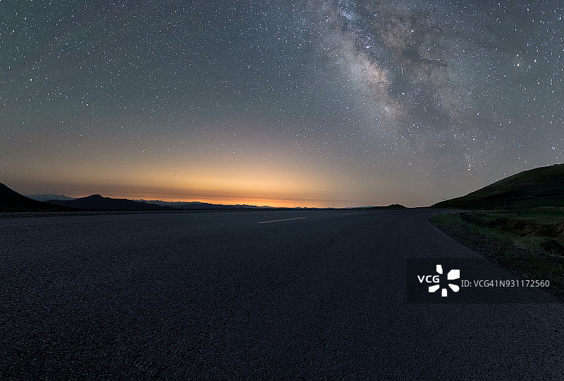 星空下的公路旅行图片素材