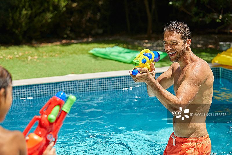 水战刚刚开始图片素材