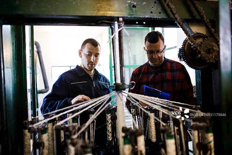 在工厂工作的两位商人图片素材