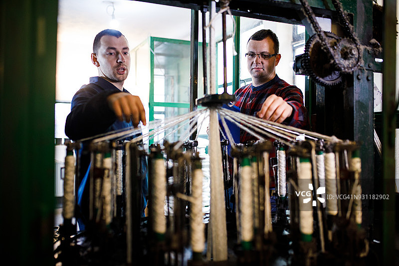 在工厂工作的两位商人图片素材