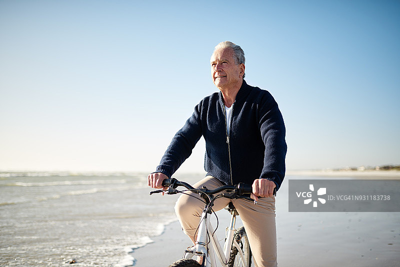 在海滩和自行车道上享受美好的一天图片素材