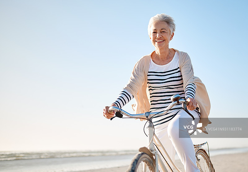 在海滩上享受活力之旅图片素材