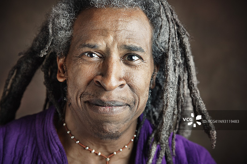 微笑的非洲裔男子，留着脏辫图片素材