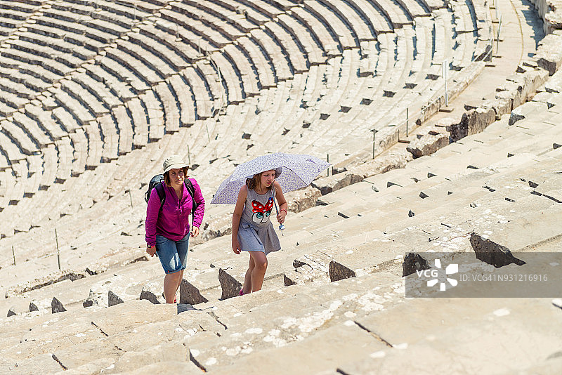 母女在希腊埃皮达鲁斯古剧场图片素材