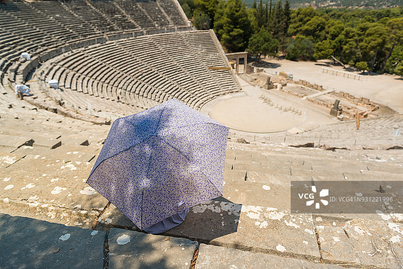 希腊埃皮达鲁斯古剧场的孤独观众图片素材