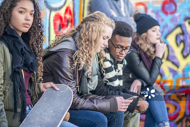 青少年使用智能手机图片素材