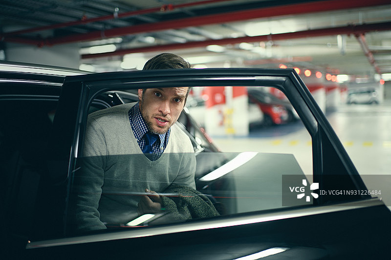 在汽车修理厂里的男人图片素材