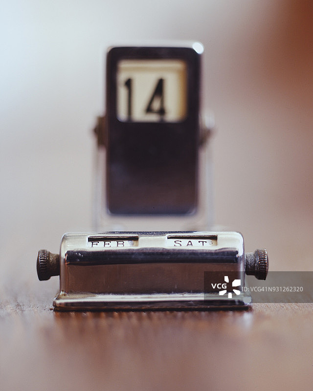 显示2月14日情人节的铬合金万年历图片素材