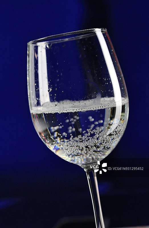 蓝色背景上的一杯酒精饮料图片素材