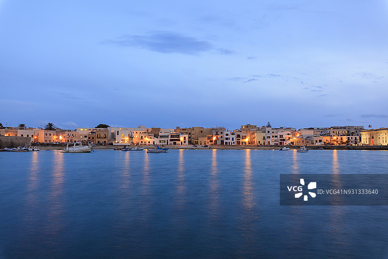 意大利法维尼亚纳岛黄昏时的港口图片素材