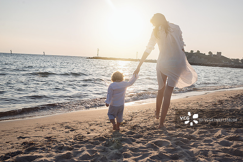 母子在海滩图片素材