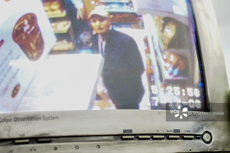 监控录像中的一位老年男人图片素材