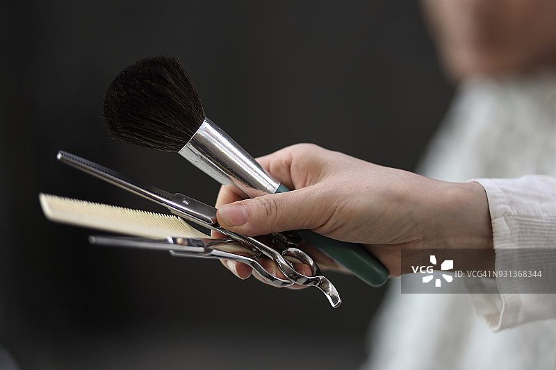 理发师拿着理发工具图片素材