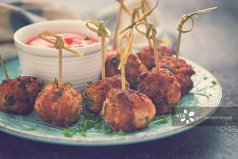 新鲜炸肉丸图片素材