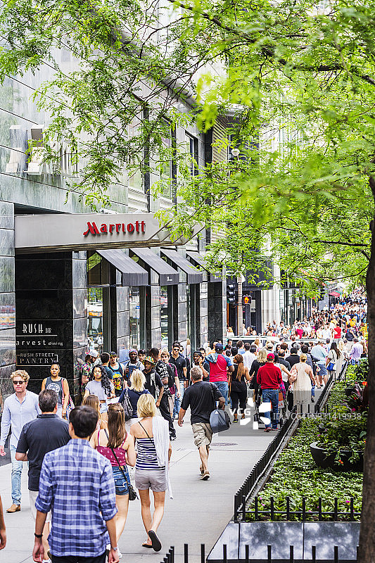 市中心，近北部，壮丽一英里（北密歇根大道）的人群图片素材