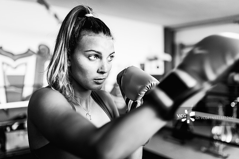 女拳击手锻炼图片素材