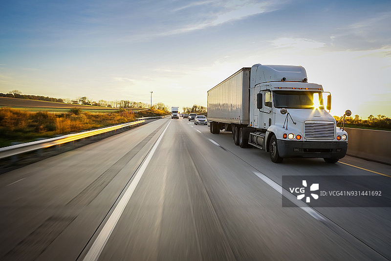 阳光下的高速公路半挂卡车图片素材