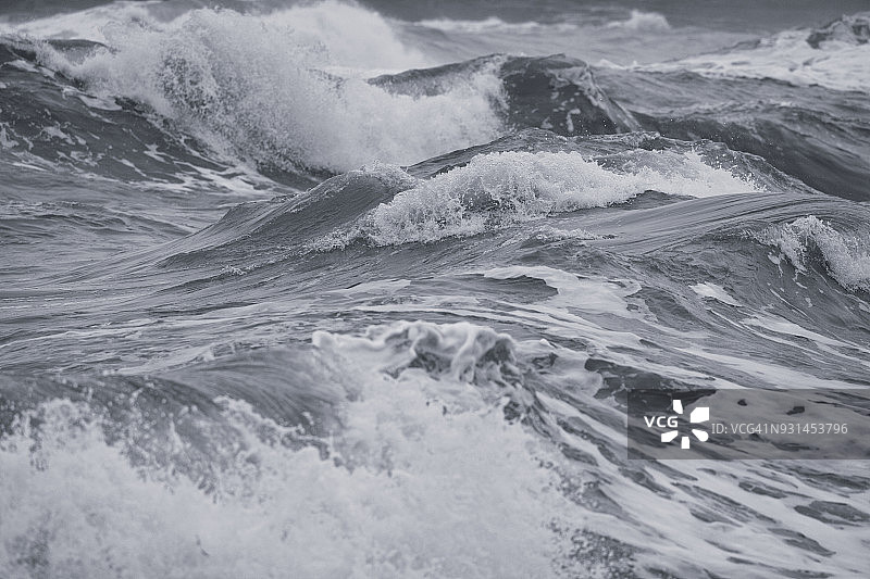 狂风暴雨中的海浪图片素材