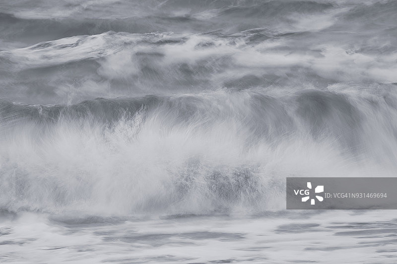 汹涌的大海中的海浪图片素材