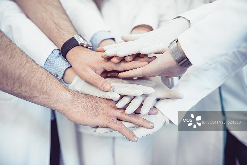 医疗团队手叠手，共筑成功图片素材
