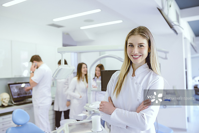 拥挤诊所里年轻漂亮的牙医图片素材