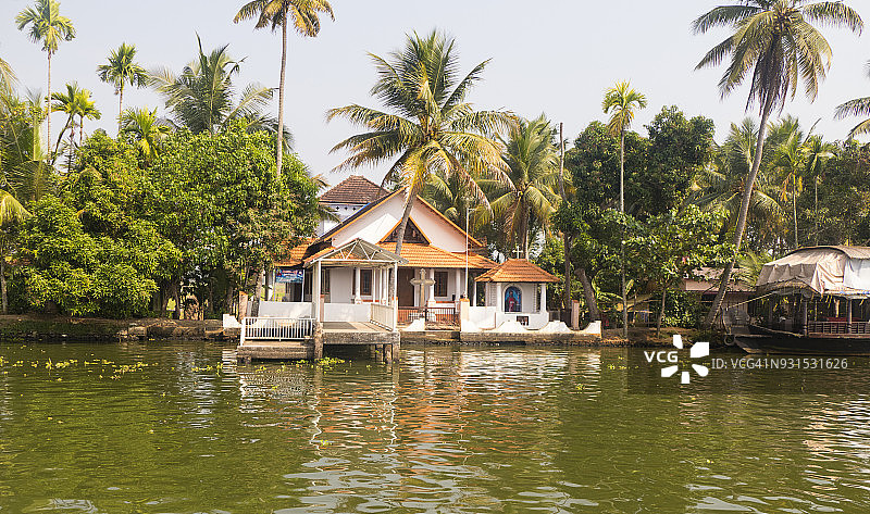 印度喀拉拉邦回水运河上的传统印度东正教教堂图片素材