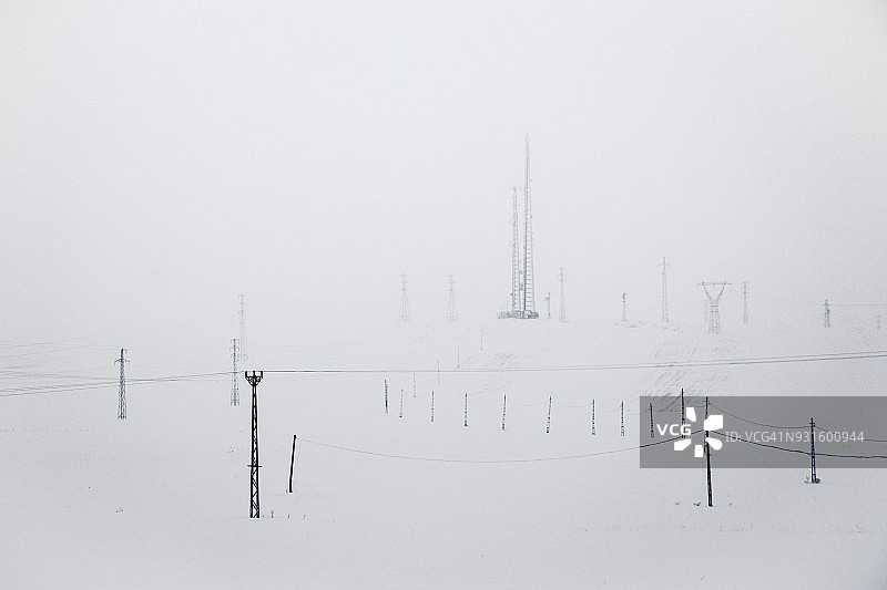 土耳其卡尔斯附近茫茫白雪中的极简冬季景观图片素材